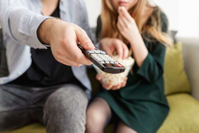 pexels jeshoots com 147458 1040160 TV 안보고 그냥 둬도 좋다! 이동식 TV 여기서 골라볼래요?